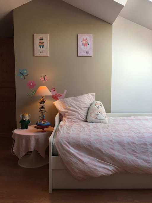 La chambre des enfants avec lit gigogne et lit bébé sur demande. Lit parapluie sur demande également.