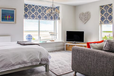 Successful Airbnb property: Seafront Apartment with stunning views in Humberston