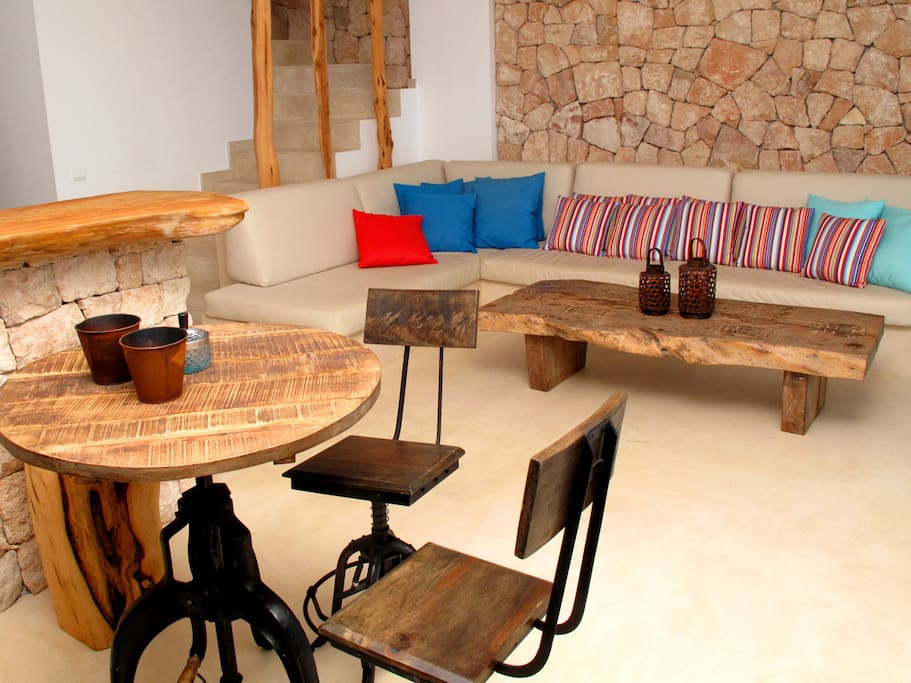 El salón es típicamente ibicenco con todas las comodidades y vistas al mar y puesta de sol