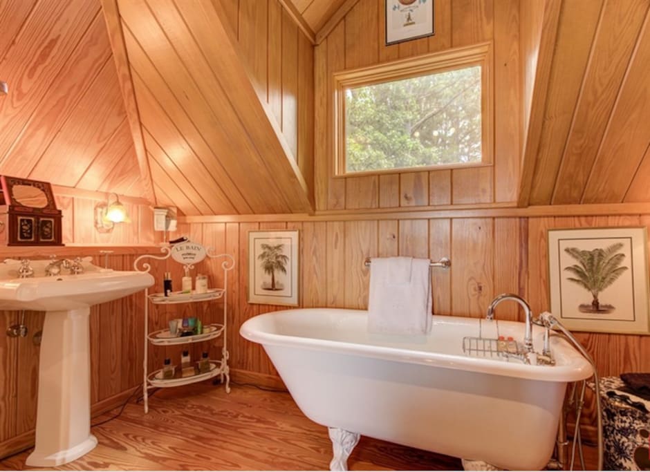 Guest room bath