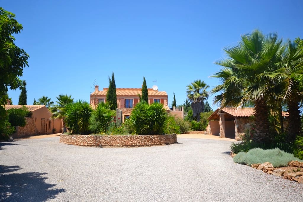 Einfahrt zum Finca-Anwesen auf dem 42.000 qm eingezäuntem Areal mit Carport und Apartmenthaus