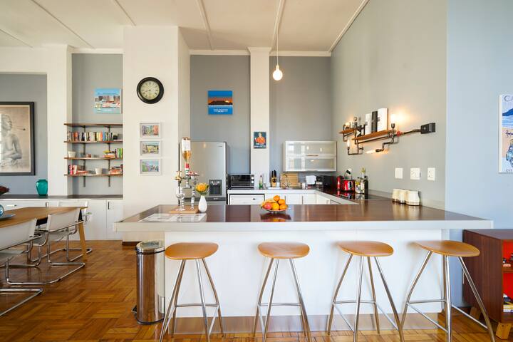 Central Penthouse Loft Apartment with Full Balcony gallery image 4