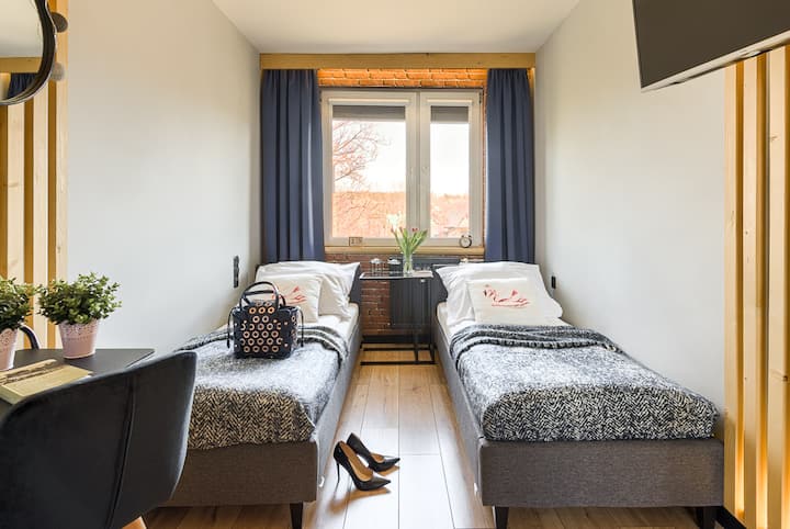 غرفة نوم منفصلة قابلة للقفل مع سريرين مفردين يمكن ربطهما إذا لزم الأمر. غرفة نوم مجهزة بستائر خارجية وخزانة واسعة وطاولة صغيرة وكرسي حيث يمكنك العمل بحرية، بالإضافة إلى تلفزيون 32 بوصة.