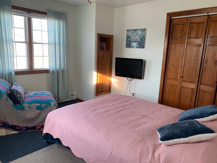 Dormitorio 2 con cama tamaño queen, televisión