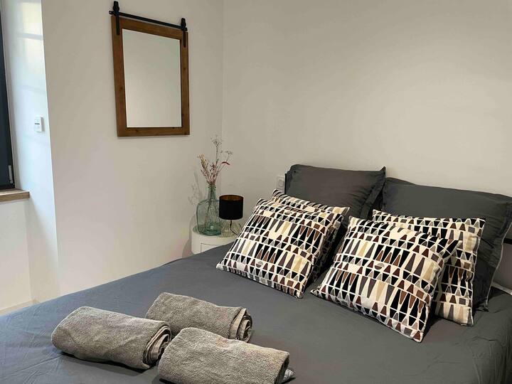 一楼的第二间卧室可供两人入住。 床上用品和毛巾可选。