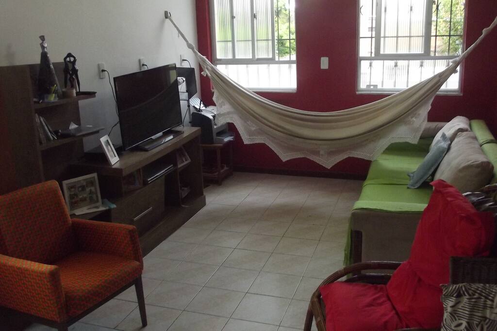 Ampla Sala de Estar, com Tv Led 42', Rede de Dormir, Sofá de 3 lugares, Poltrona de Vime, Poltrona Africana.