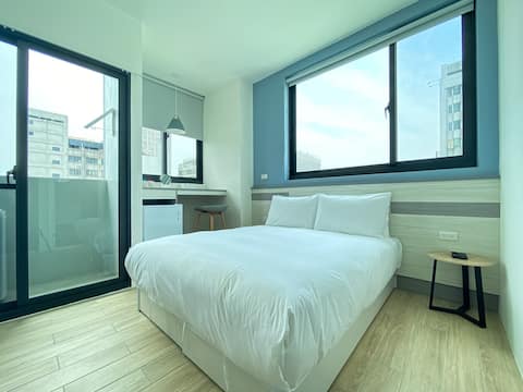 『 Large window view! 』 You can go to Zhonghua Road Night Bazaar/Good parking nearby/Nearby Yizhong Shopping District within one minute on foot! * Cold and Warm
