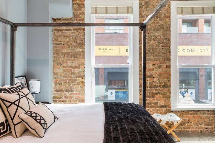 Stunning Old Town Penthouse with Private Rooftop gallery image 5