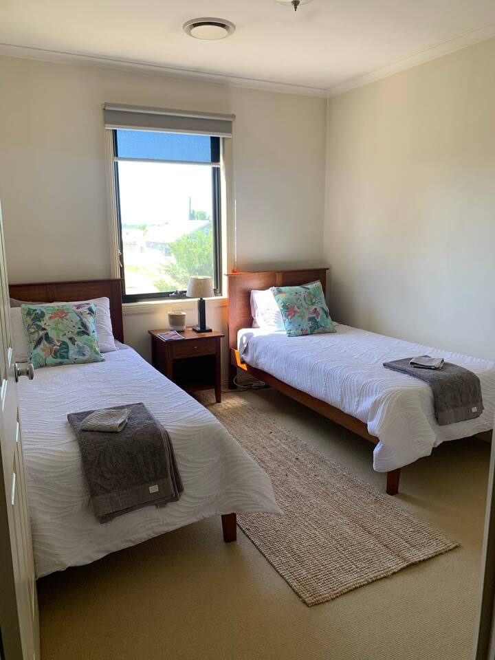 第三间卧室配有2张1米宽单人床和浴袍