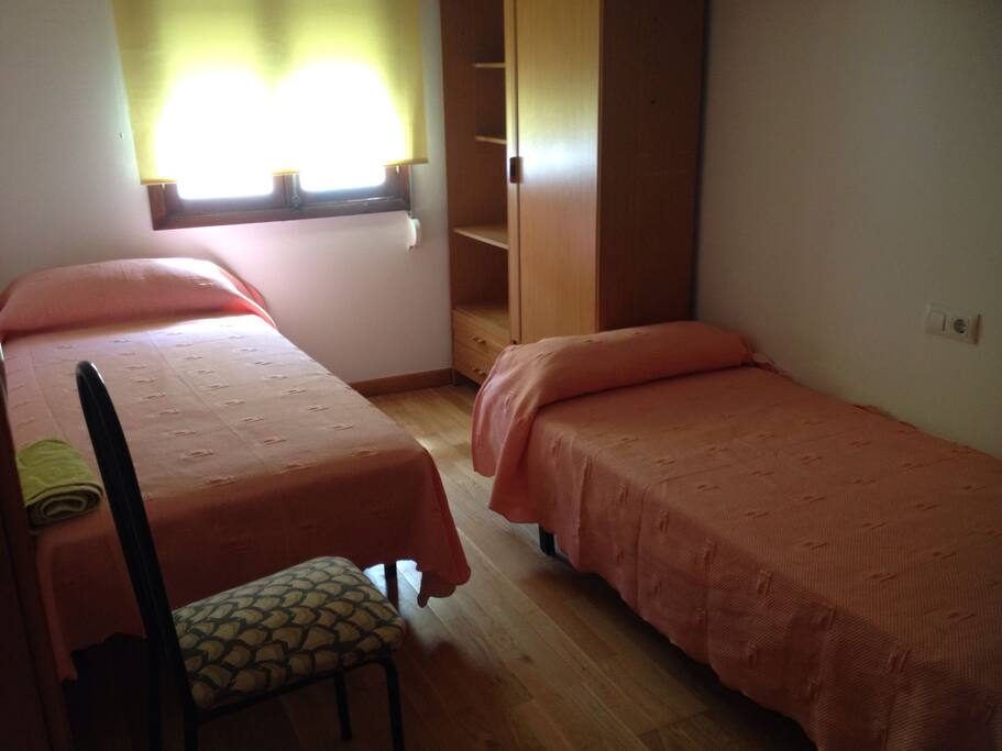 Tercera habitación con camas de 90 cm y armario