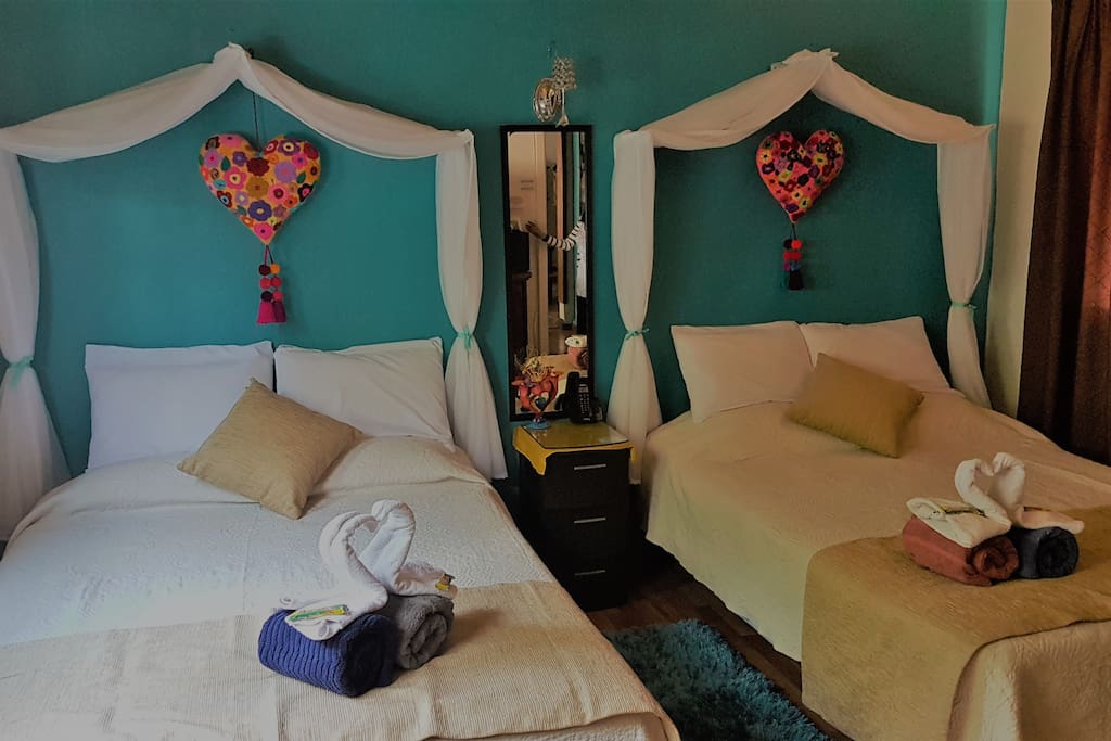 Nos esmeraremos por hacerte sentir como en casa / We´ll strive to make you feel at home