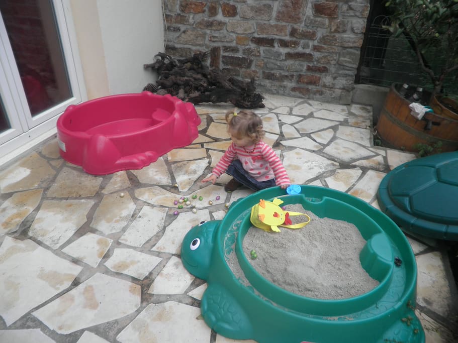 Une petite terrasse pour jouer au bac à sable ou se tremper dans une piscinette.