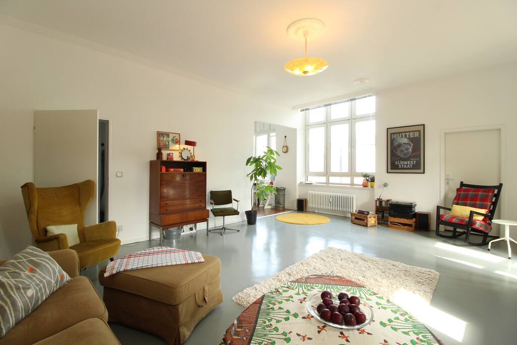 The large window front provides daylight the whole day and gives the living room a warm atmosphere.