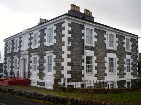 TELFORD MANOR HOUSE sleeps  26 .