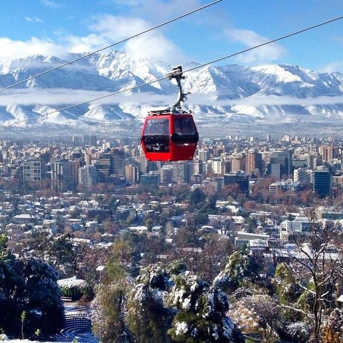 Comece bem sua viagem em Santiago e visite o Cerro San Cristóbal. Você pode subir no charmoso funicular e apreciar a majestosa vista da capital chilena. Na descida, curta o visual do teleférico. Um passeio inesquecível para se apaixonar pelo Chile! http://bit.ly/2q2gRDz
Foto @telefericosantiago (instagram)
