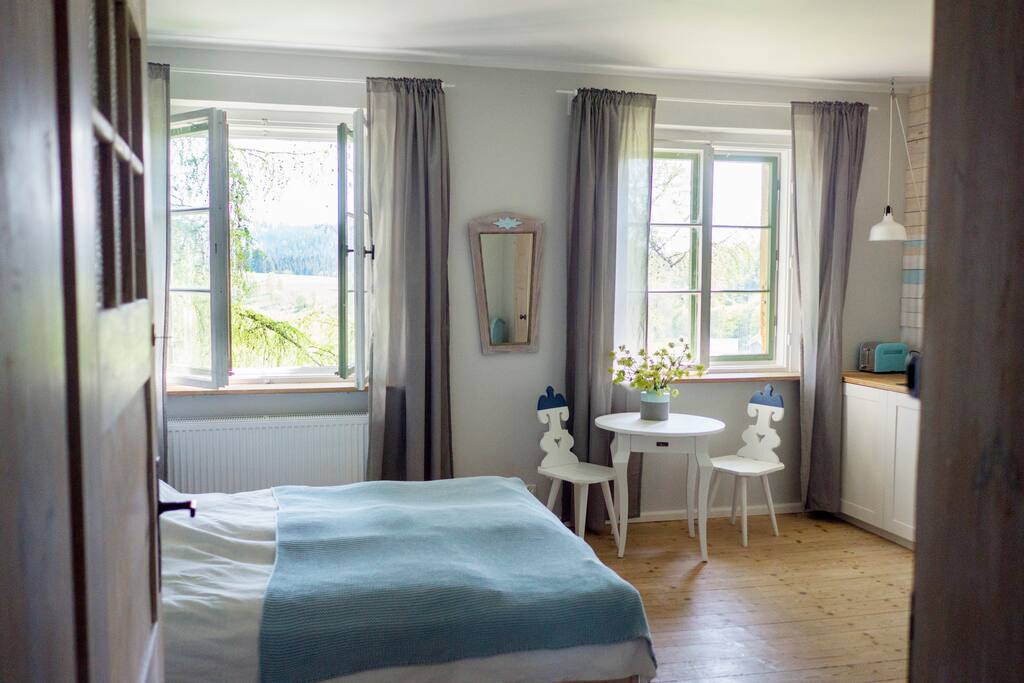 Apartament dwuosobowy Bałtyk z widokiem na góry i kwieciste łąki.
Z tego pokoju okna wychodzą na południe.