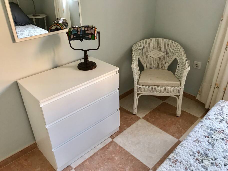 Double bedroom/Wardrobe+Drawers