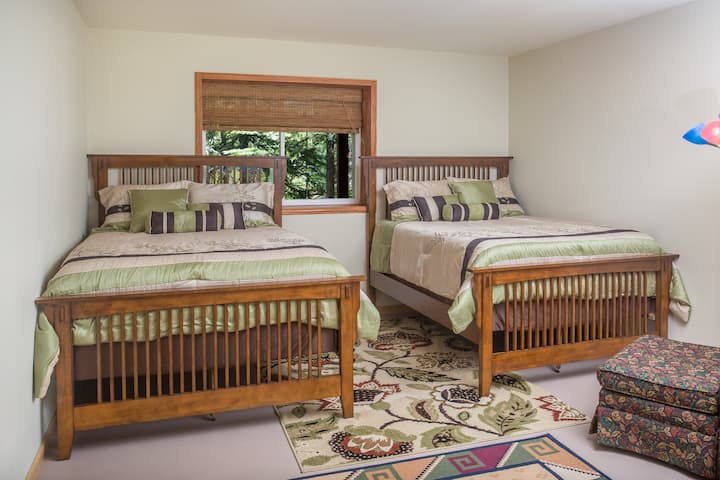 בחדר השינה למטה יש שתי מיטות זוגיות.