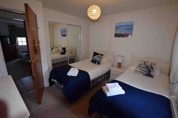 غرفة نوم تضم سريرين صغيرين