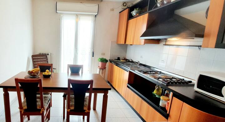 Appartamento Confortevole,spazioso E Luminoso.
Situato In Residence Tranquillo E Pulito Con Parcheggio Libero Ad Uso Gratuito. Dista Solo 12 Min A Piedi Dalla Spiaggia Convenzionata E 5 Mindai Vari Supermercati.
Ampio Balcone Per Cenare Al Fresco - Ceriale