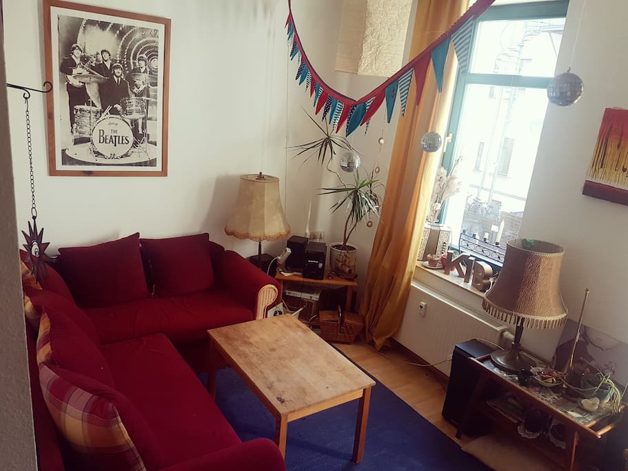 Dein Zimmer: Die Couch lässt sich auklappen zu einem Doppelbett.