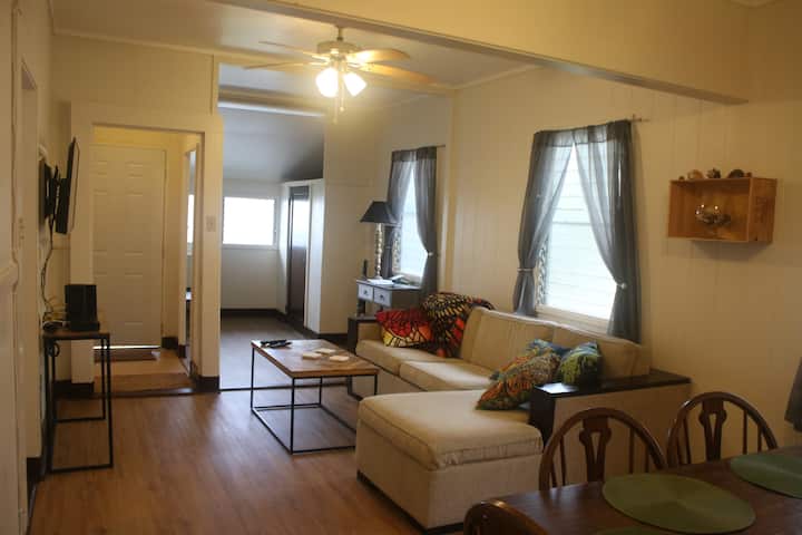 Საცხოვრებელი ფართი: გასაშლელი დივანი Chaise lounge-ით. Ტელევიზორი, საკაბელო და Wi-Fi.