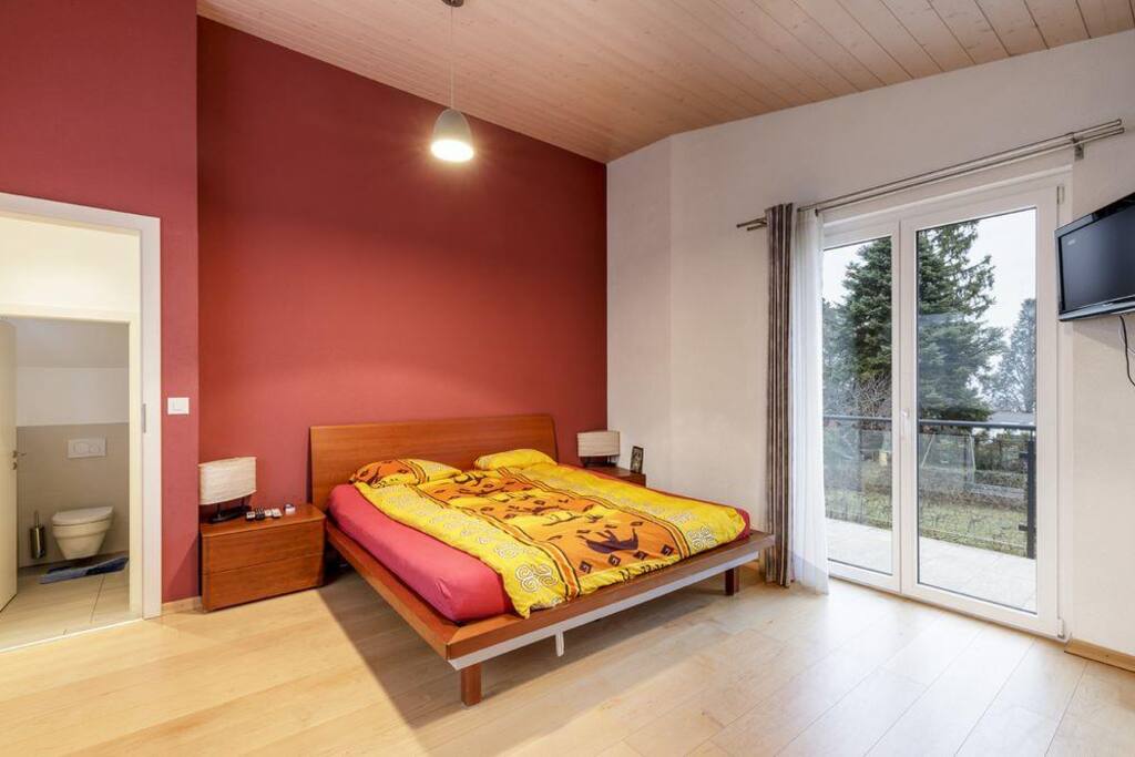 chambre principale de la suite avec balcon
