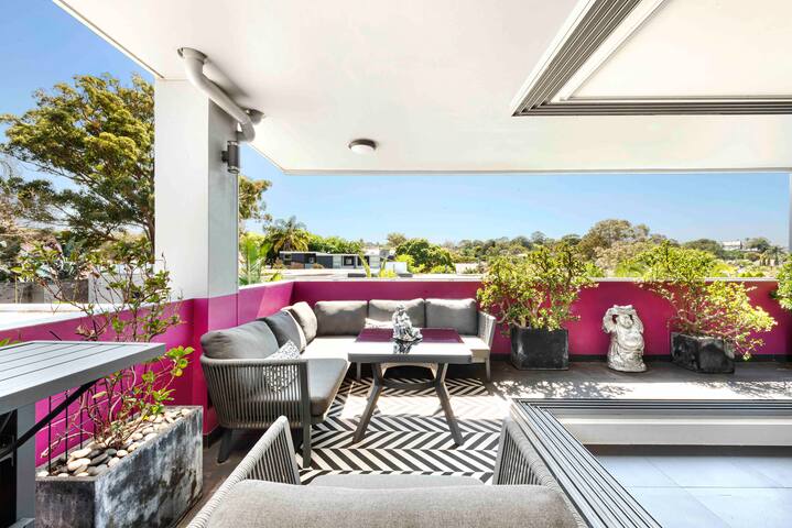 Modern Urban Penthouse: Art, Comfort, Car Parking gallery image 4