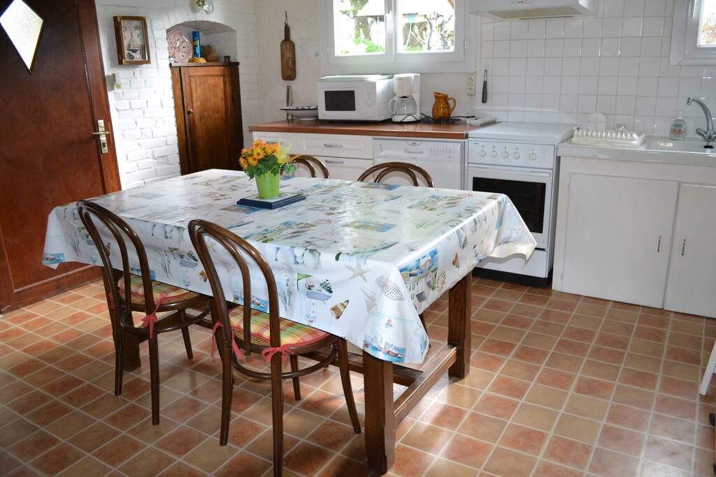 Cuisine qui donne sur le jardin.