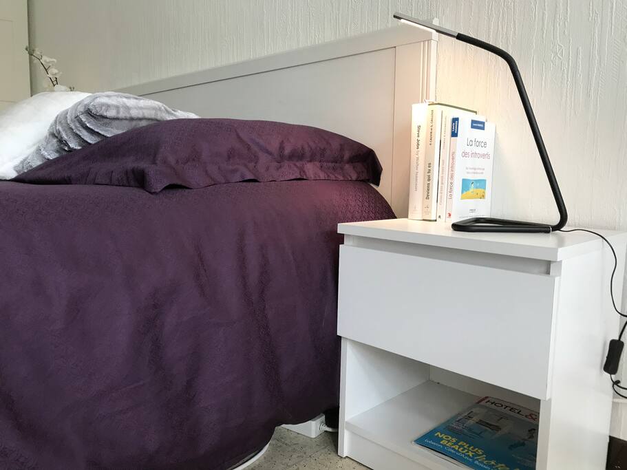 Chambre avec lit queen-size et accès balcon