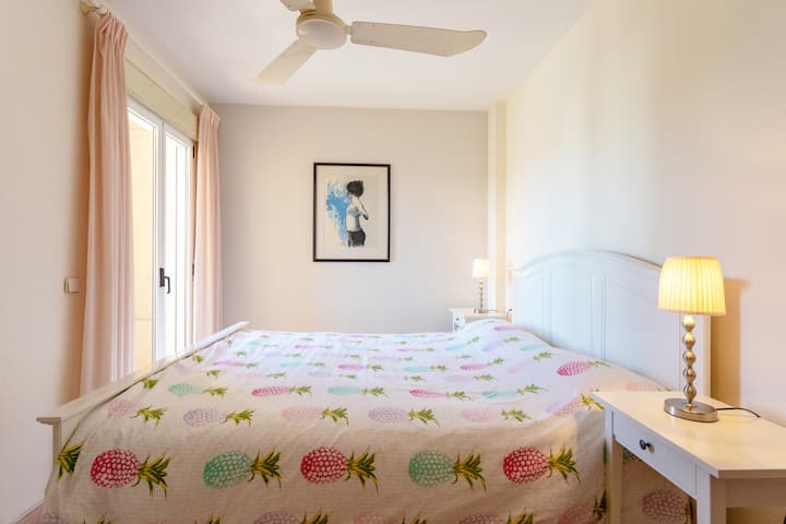 Krevat dopio me përmasa mbretërore me dush en-suite, kondicioner ajri dhe ventilator, gardërobë e pajisur, sirtarë dhe tavolina pranë krevatit. Dyert franceze hapen në ballkon të vogël me pamje drejt maleve Montgo.