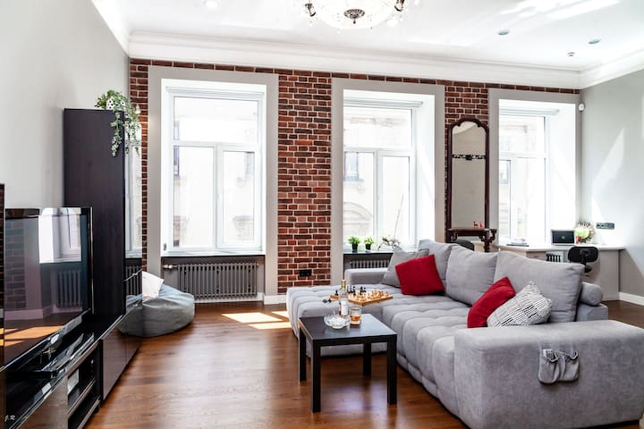 Stylish loft on embankment, 2 steps to Hermitage