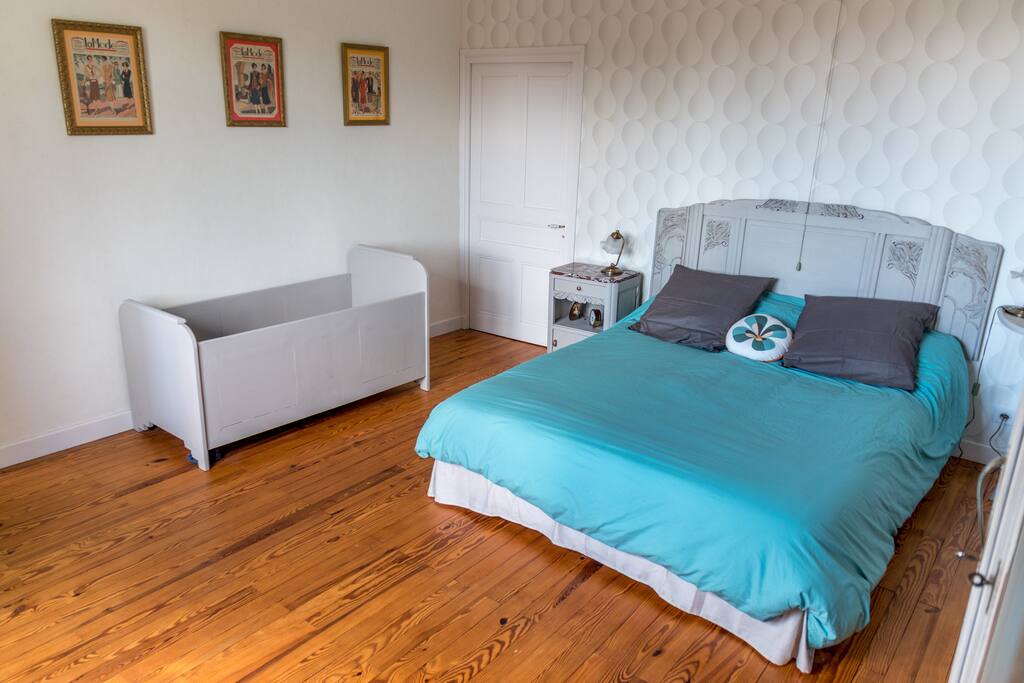 Le lit bébé de la chambre années folles