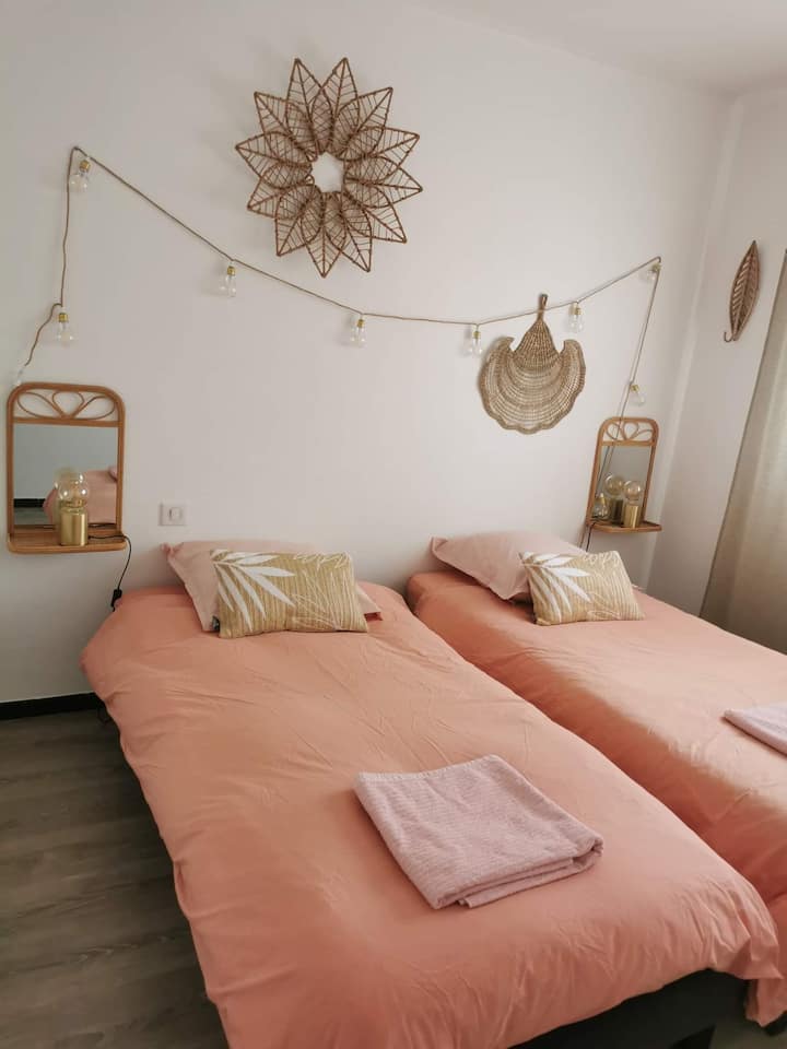 Chumba chenye vitanda 2 vya mtu mmoja