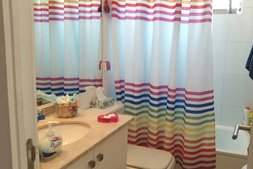 BAÑO COMPARTIDO full equipado, al lado de la habitación.