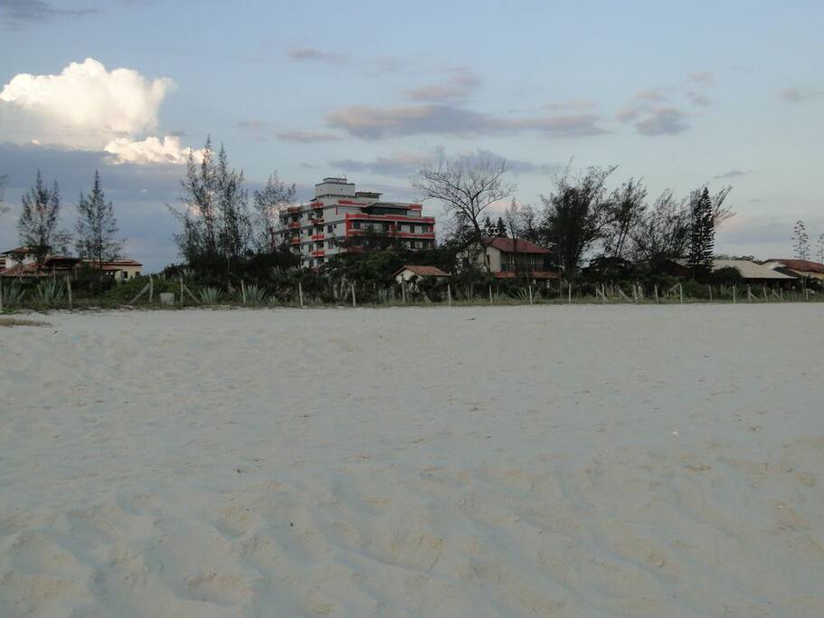 Edifício visto da areia