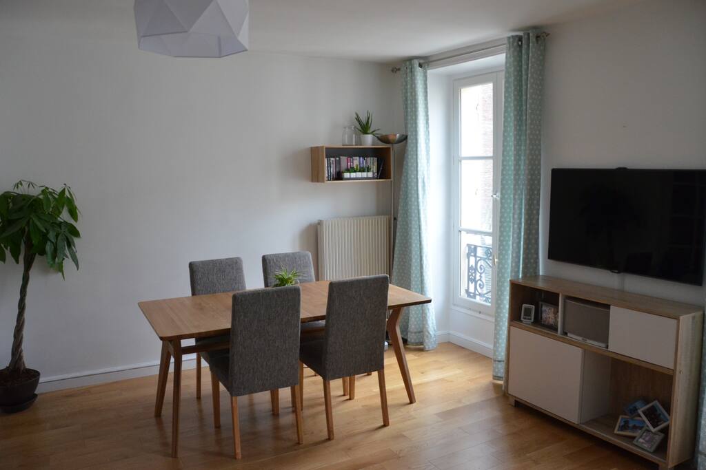 Salon avec les 2 grandes fenêtres, TV LCD et table à manger extensible jusqu'à 10 personnes
