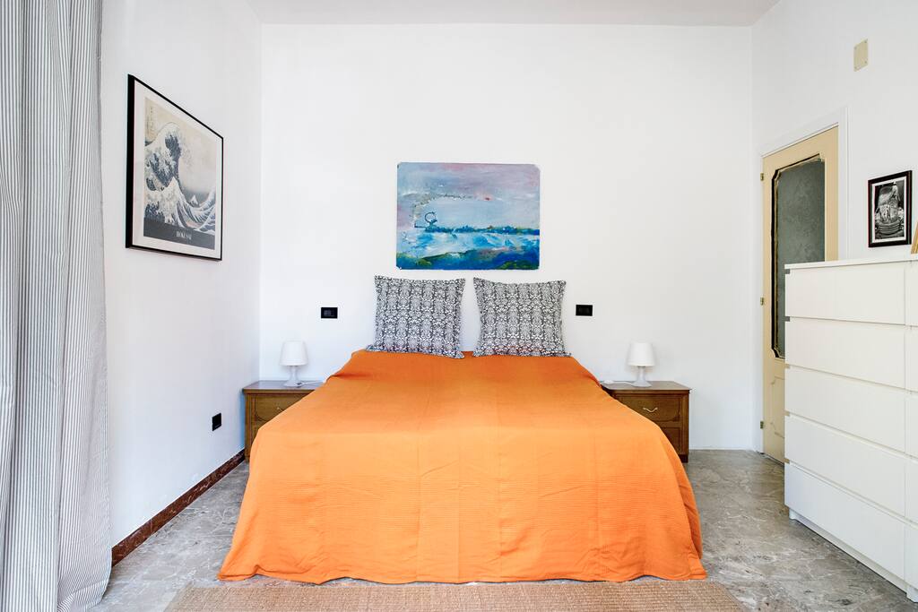 La camera da letto matrimoniale.