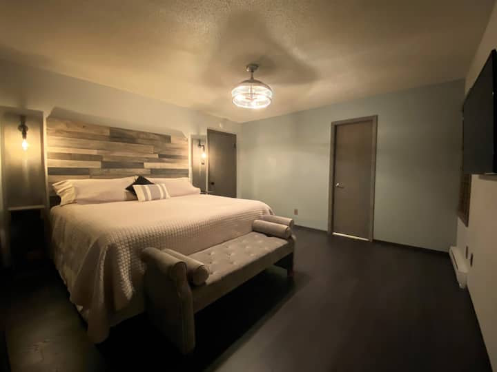 מיטת קינג סייז בחדר השינה הראשי