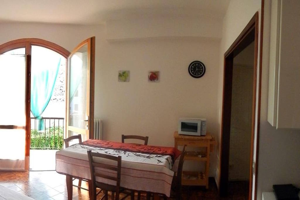 Sala da pranzo con cucina e divano letto