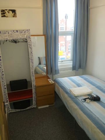 Single bedroom, close to station - WOMEN ONLY!