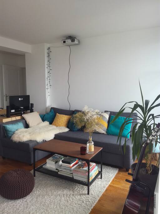 Le salon avec le projecteur pour soirées cosy