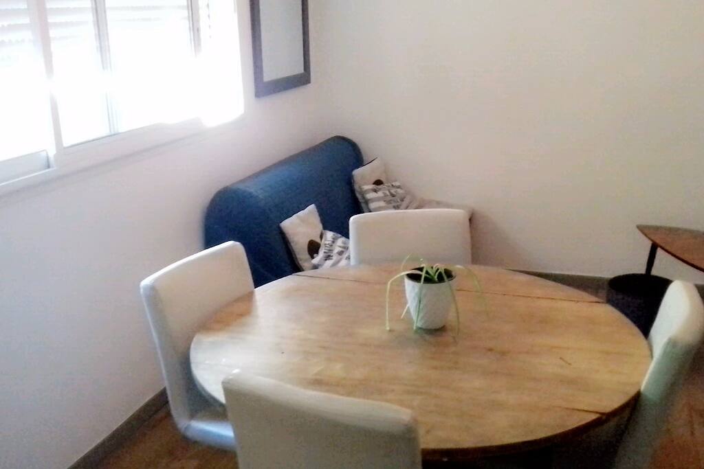Salon à partager :) télévision, wifi, ordinateur.