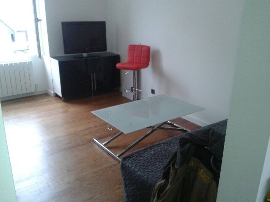 salon mur est avec table position basse