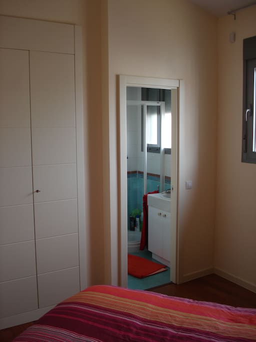 Dormitorio principal con baño en suite