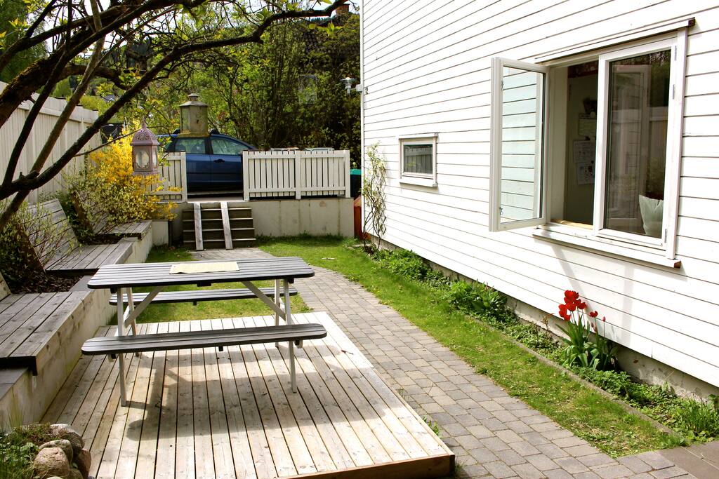 Front garden with dining area.