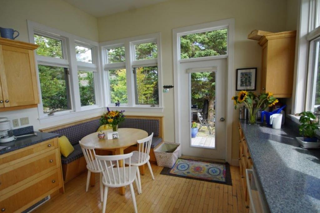 Fully equipped gourmet kitchen with breakfast nook