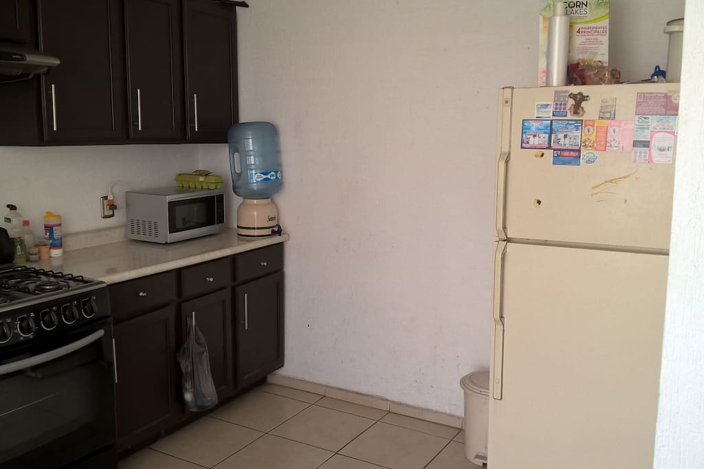 Cocina equipada con electrodomésticos y todo lo necesario