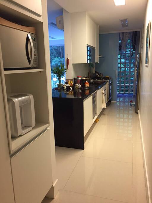 Cozinha com dispensa para alimentos, forno microondas, geladeira, maquina de lavar loucas, fogao 5 bocas e maquina de lavar roupa. Dependencia completa com banheiro