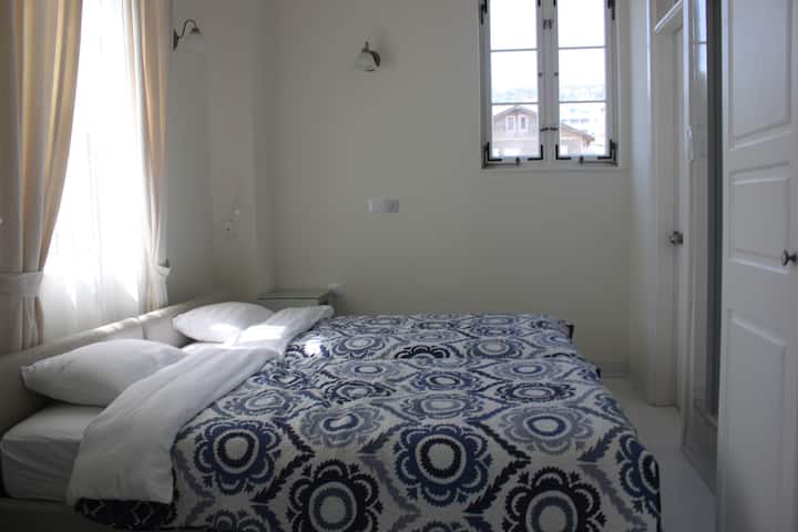 غرفة نوم ثانية بسريرين فرديين